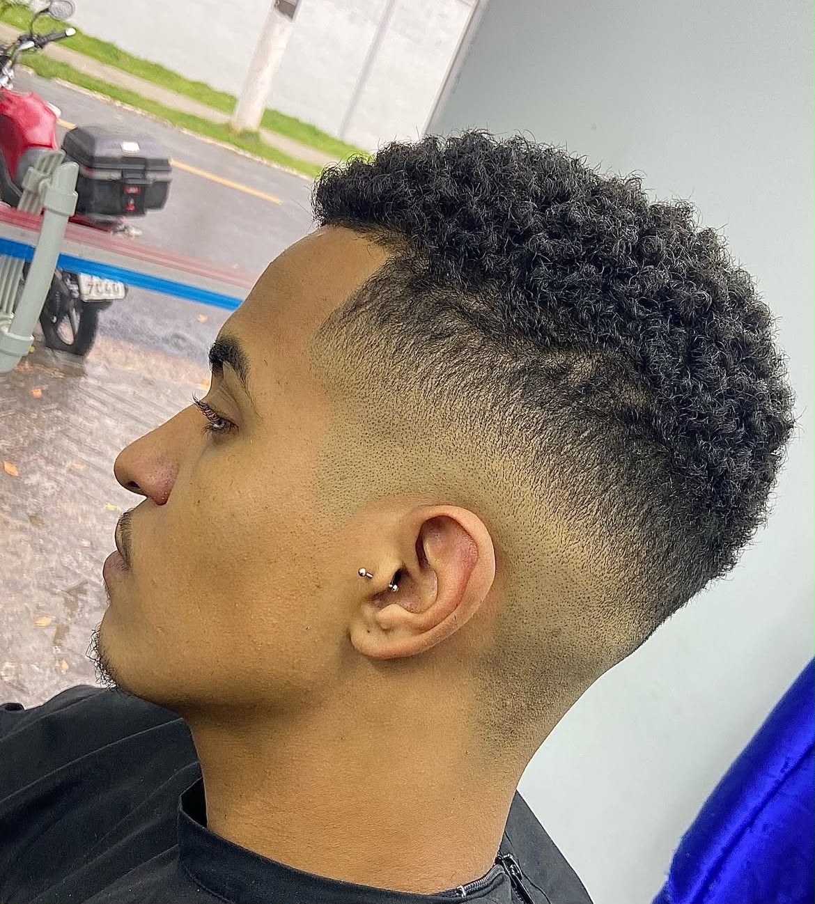 Corte cacheado com degradê e risco