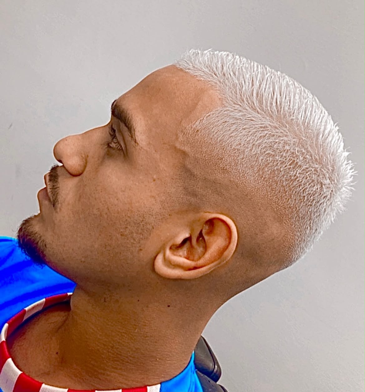 Corte platinado com degradê navalhado