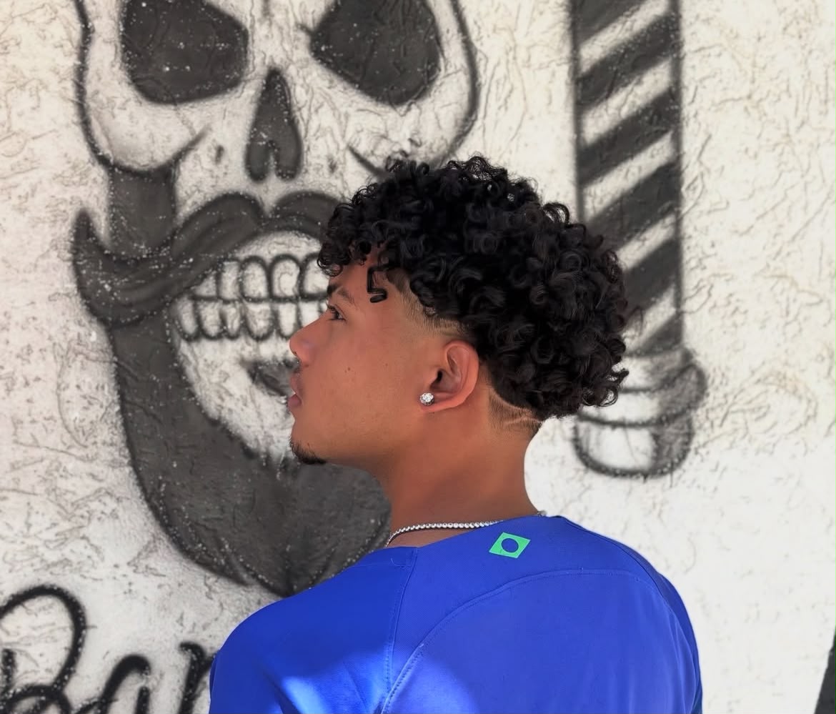 Corte em destaque feito na Barbearia Rezende